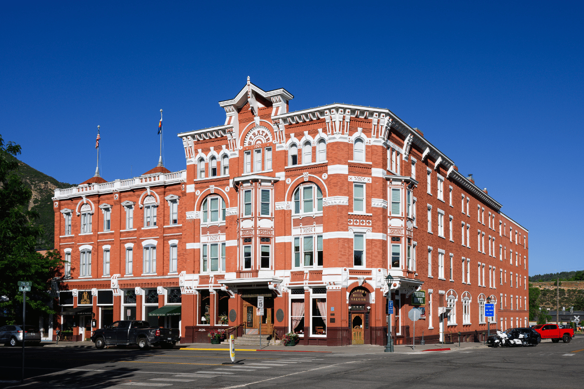 a large building in the middle of the street